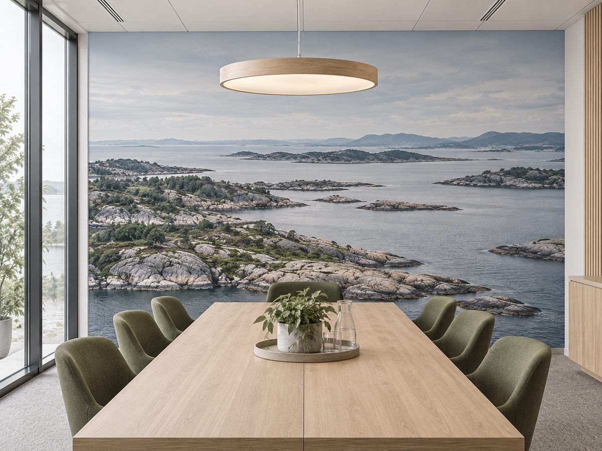 Møterom med luftfoto av kysten i printet folie over hele veggen