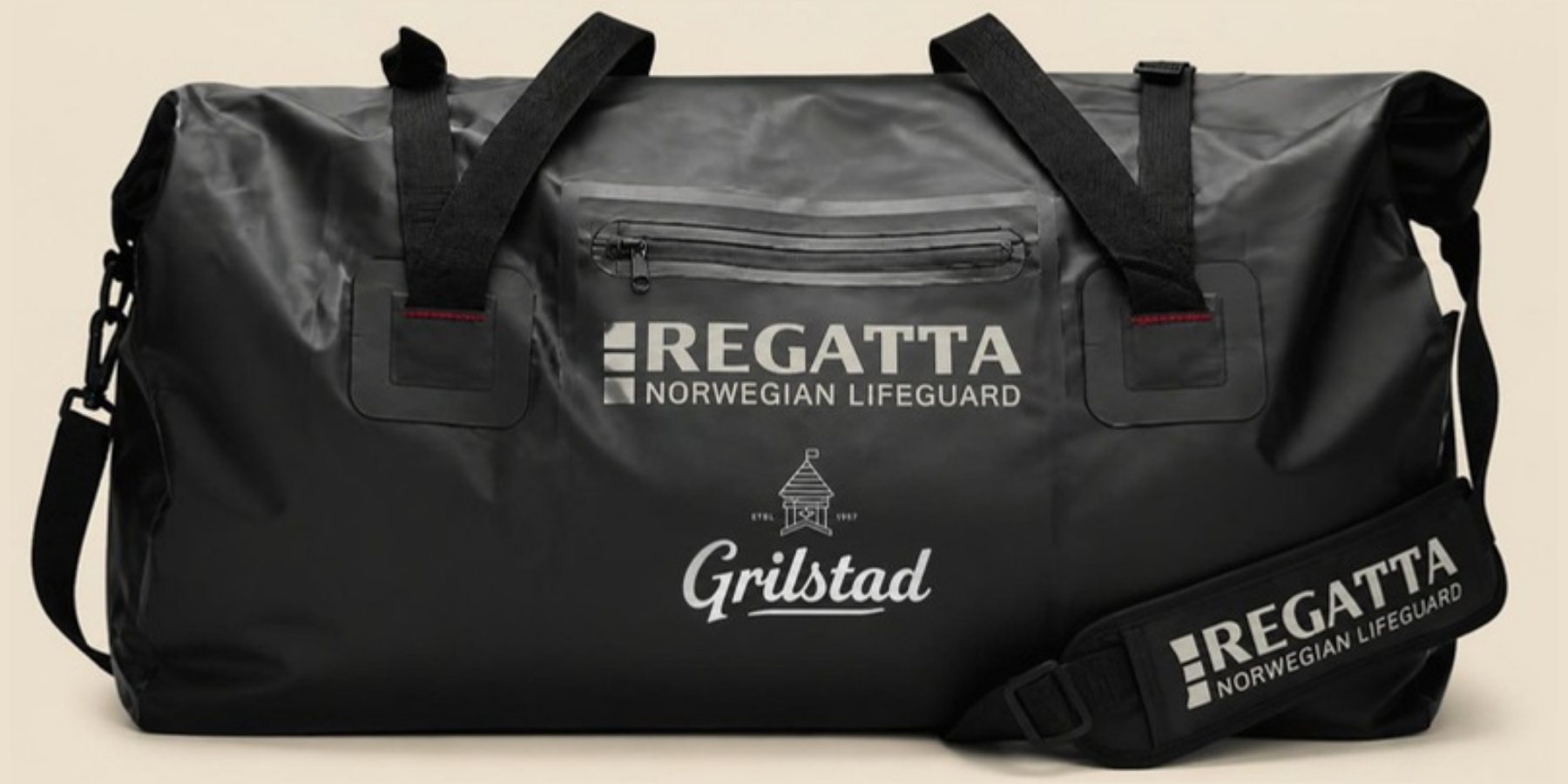 Skisse av sort duffelbag med hvit Grilstad-logo