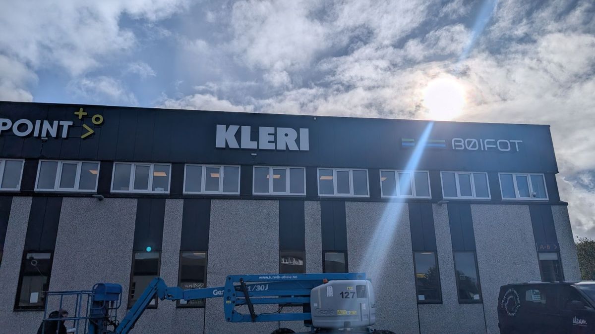 Samme fasade med nytt Kleri-skilt