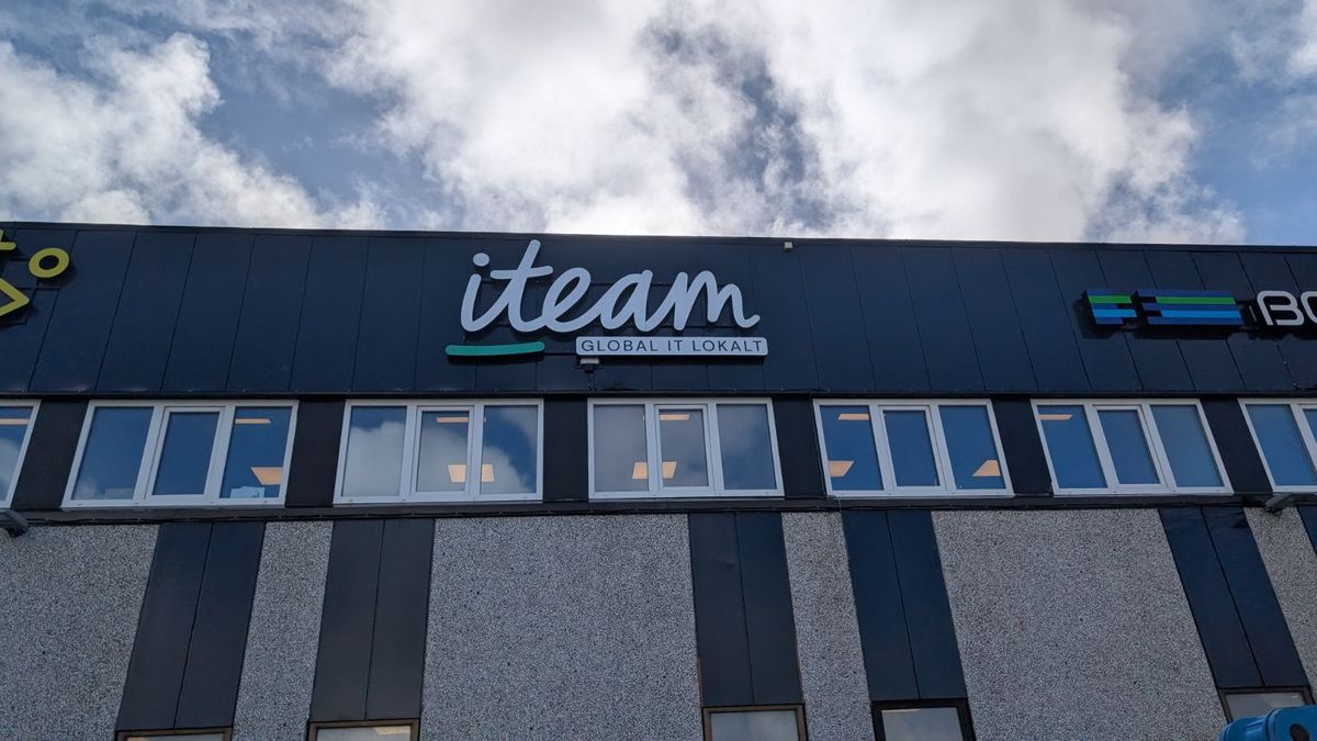 Fasaden i Sandnessjøen med det gamle iteam-skiltet
