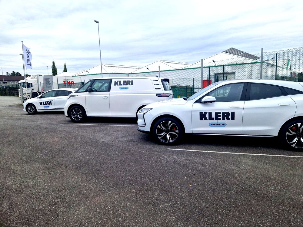 Folierte Kleri-biler utenfor kontoret på Stord