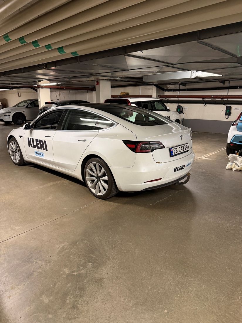 Foliert Tesla i parkeringshus i Oslo