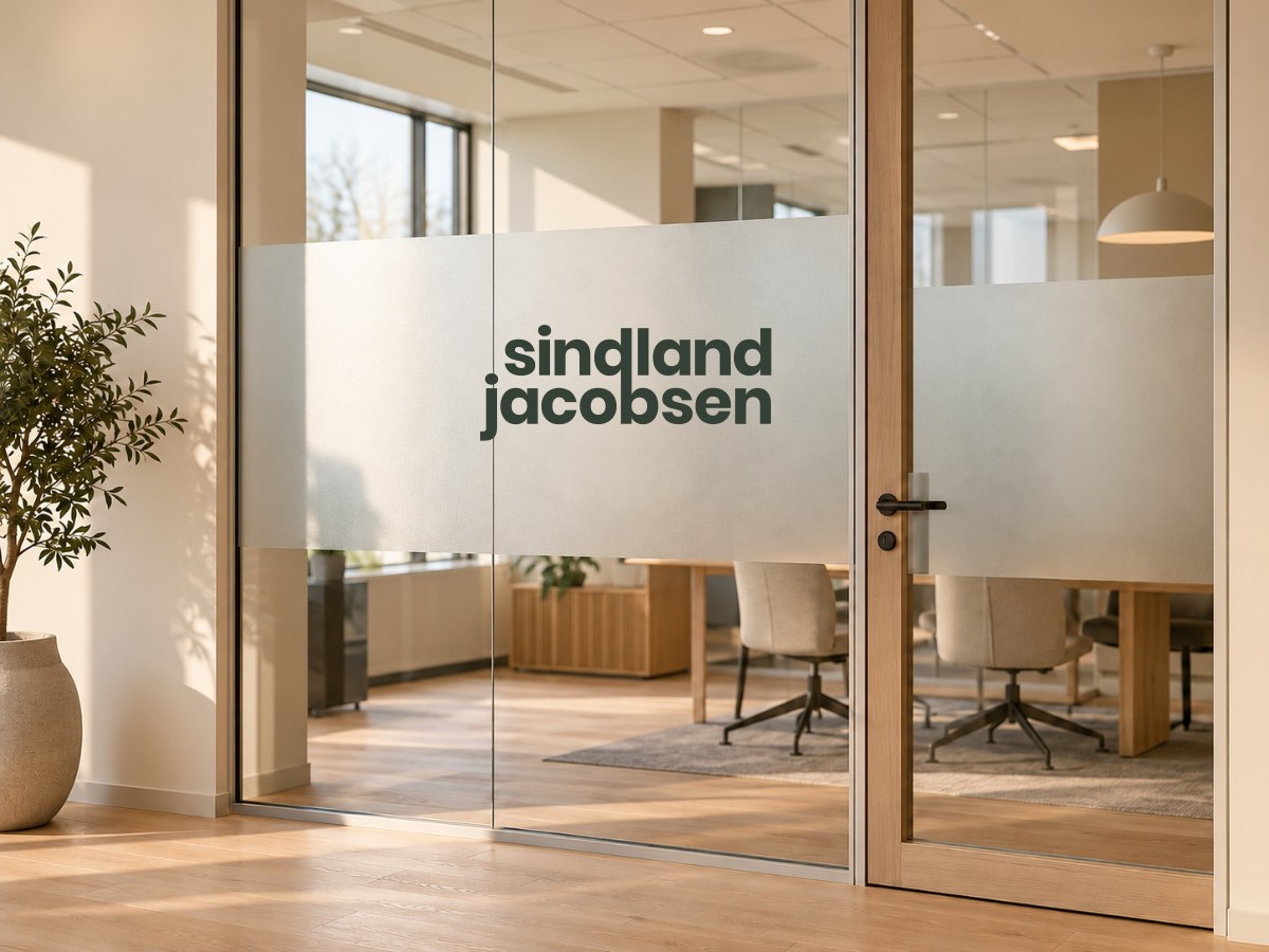 Frostet glassfolie med Sindland Jacobsen-logo
